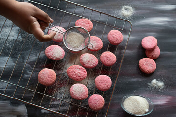 Masitas o galletas dulces realizadas con frutos rojos y azúcar. Concepto de comida para merendar hecha en casa. 