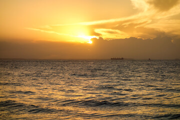Obraz premium wonderful sunset with colors reflecting in the sky and the sea