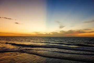 Obraz premium wonderful sunset with colors reflecting in the sky and the sea