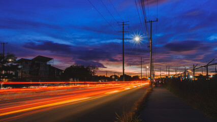 Paisaje urbano con el trafico en forma de haces de luces de fondo, tomada con larga exposición con...