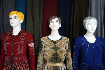 Skurrile weiße Schaufensterpuppen mit aufgemalter Haarfarbe in traditioneller islamischer und...