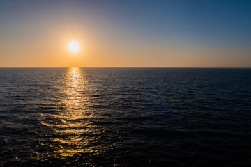 Atardecer de verano sobre el mar