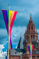 Obraz premium LGBT-Fahne vor mainzer Dom