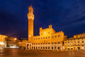 Fototapeta na wymiar Campo Square with City Hall in Siena