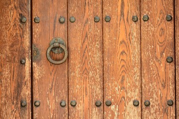 Obraz premium Detalle de una puerta antigua de madera cerrada