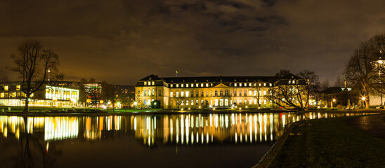ドイツ　シュトゥットガルトのエッケン湖とライトアップされた新宮殿