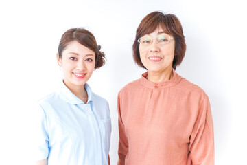 高齢女性と看護師