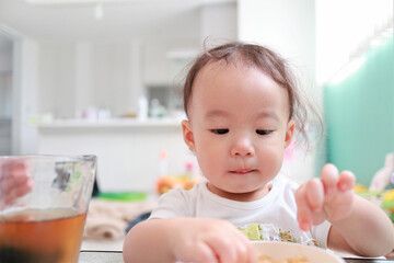 リビングのテーブルに座る子供