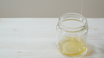 はちみつを瓶に注いでいく様子