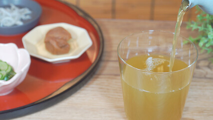 和食と一緒に緑茶を飲むイメージ