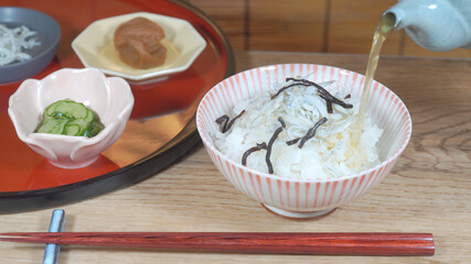 お茶漬けにお茶を注ぐ様子