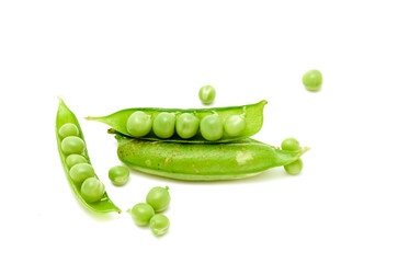 Chicharos frescos (leguminosas). Granos verdes frescos sobre fondo blanco.
