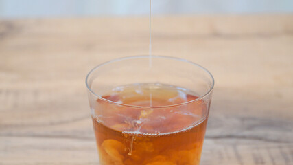 紅茶にミルクが注がれる瞬間