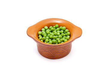 Chicharos frescos (leguminosas), en una ollita de barro mexicano y fondo blanco.