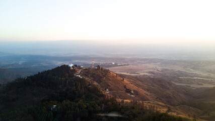 Observatorio Astronómico y Astrofísico de Bosque Alegre ubicado en la punta de la montaña, en un atardecer espectacular. Provincia de Córdoba, Argentina. © Luis