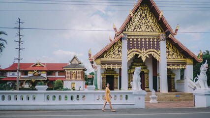 taking pictures of women traveling