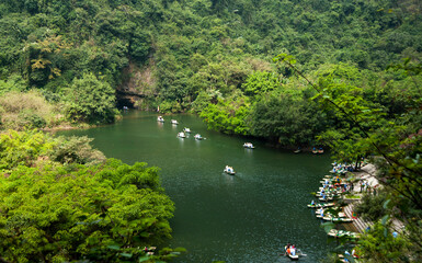 C'est le paysage à Ninh Binh au Vietnam. Les gens des bateaux à rames. À Trang An