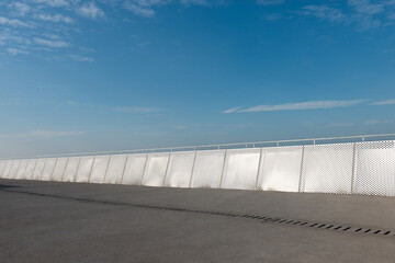  Overlooking the clear sky on the platform of the city park