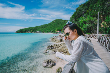 Travel to take photos on vacation at the sea.