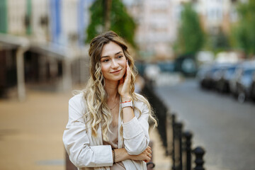 Fototapeta premium portrait of a woman against the background of the city