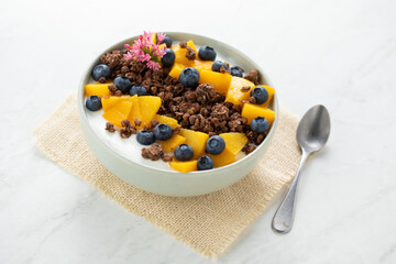 granola yogurt blueberry peach breakfast in morning healthy diet
