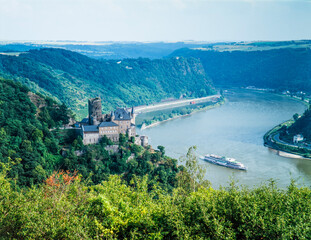 ドイツ　ブルクカッツ城とライン川 