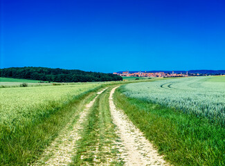 Obraz premium ドイツ ローテンブルクの町 と農道