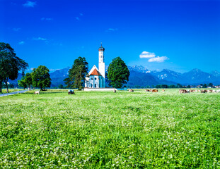 ドイツ　聖コロマン教会と草原