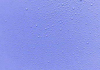 viele Wassertropfen auf einer blauen Oberfläche
