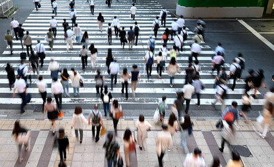 大勢の通行人