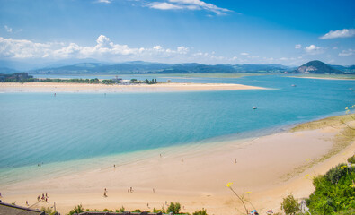 Playa de fina arena en Santoña durante la marea baja, España