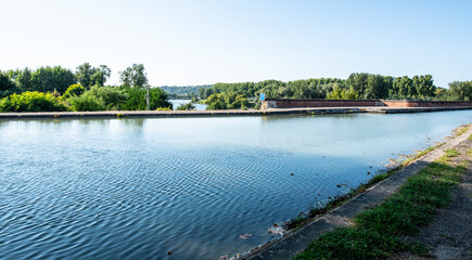 Fototapeta premium Pont-Canal du Midi enjambant la Garonne à Moissac, le canal du midi est l'oeuvre de Pierre-Paul Riquet et rejoint l'Océan Atlantique à la Méditerranée 
