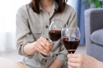 おうちで女子会をする若い女性たち