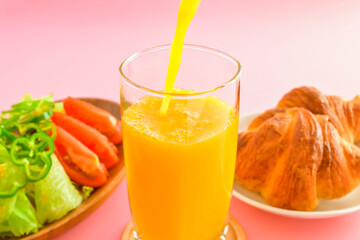 オレンジジュースをそそぐ