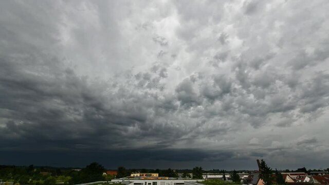 Aufziehendes Unwetter mit Starkregen und wildem Wolkenhimmel im Zeitraffer
