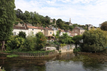 Fototapeta na wymiar La riviere Clain, ville de Poitiers, departement de la Vienne, France