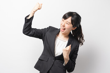 Obraz premium ガッツポーズをして喜んでいる若いビジネスウーマン