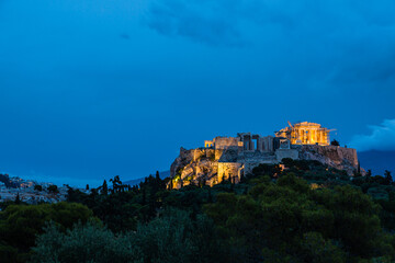 Fototapeta premium ギリシャ アテネのアレオパゴスの丘から見えるライトアップされたアクロポリスとパルテノン神殿