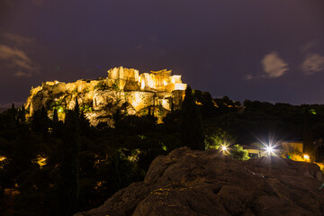 ギリシャ　アテネのアレオパゴスの丘から見える夜になってライトアップされたアクロポリスとパルテノン神殿