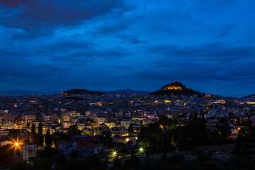 ギリシャ　アテネのアレオパゴスの丘から見えるリカヴィトスの丘とアテネの夜景