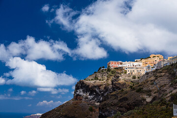 Fototapeta na wymiar ギリシャ　サントリーニ島の断崖の上にあるフィラの街並み