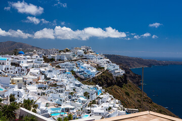 Fototapeta na wymiar ギリシャ　サントリーニ島の断崖の上にあるフィラの白い街並みとエーゲ海