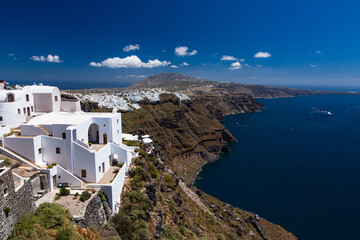 Fototapeta na wymiar ギリシャ　サントリーニ島の断崖の上にあるイメロヴィグリの白い街並み