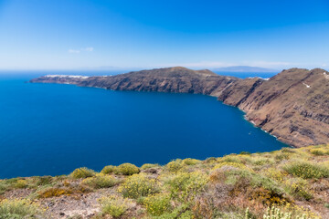 Fototapeta na wymiar ギリシャ　サントリーニ島のフィラからティアへのハイキングコースからの風景　断崖絶壁の崖とコバルトブルーのエーゲ海