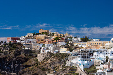 ギリシャ　サントリーニ島の丘にあるフィラの街並み