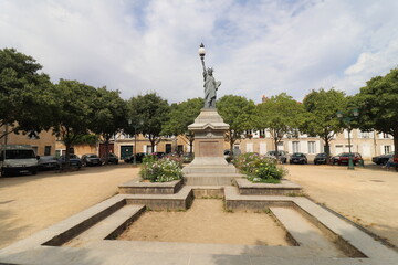 Fototapeta premium La place de la liberté, ville de Poitiers, departement de la Vienne, France