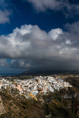 ギリシャ　サントリーニ島の断崖の上にあるフィラの街並み
