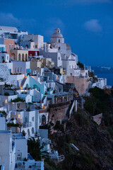 Fototapeta premium ギリシャ サントリーニ島の夕暮れ時のフィラの街並み