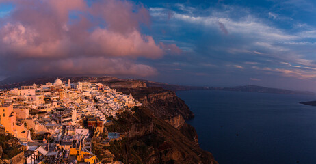 ギリシャ　サントリーニ島の断崖の上にあるフィラの街並みと夕焼けで染まった空