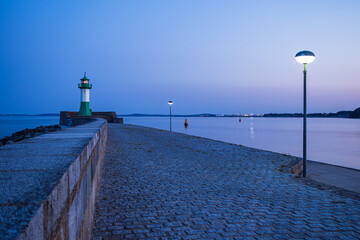 Leuchtturm auf der Mole von Sassnitz auf der Insel Rügen am Abend